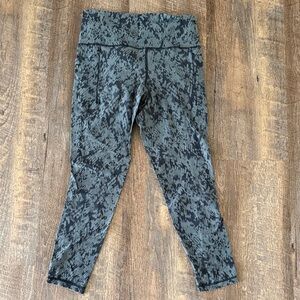 Women’s Altheta Black & Gray Printed Active Leggings Medium